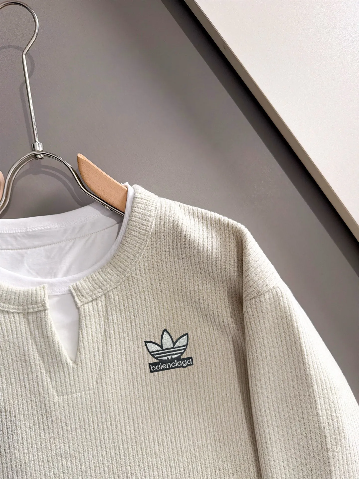 Paris Clover exclusively launches the 2026 autumn and winter New Arrival long-sleeved sweatshirts for men and women. Same Style. Many stars have the same style. Craftsmanship that ordinary small workshops cannot copy. No matter in terms of materials, detail restoration and craftsmanship, we are not afraid of any challenges, just to provide you with wonderful products. Compare the top Original versions at will. No expense is spared just to make it better. Unique imported fabric feel. Purely imported German machine production. Precision operation. Thousands of needles density. A complete set of New Arrival accessories with three standards can be customized simultaneously. Versatile upper body is fashionable, a perfect choice for autumn and winter, and a must-have item. Sizes table: M-3XL (please state your height and weight when placing an order)